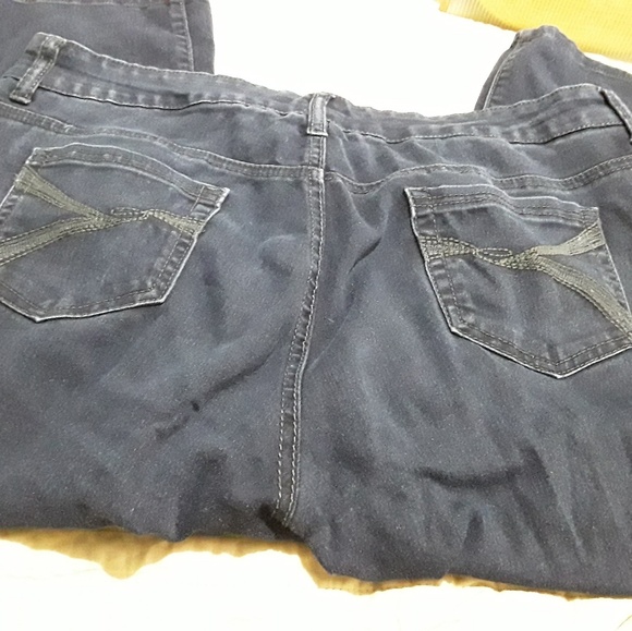 Darkwash denim capris - Picture 3 of 4